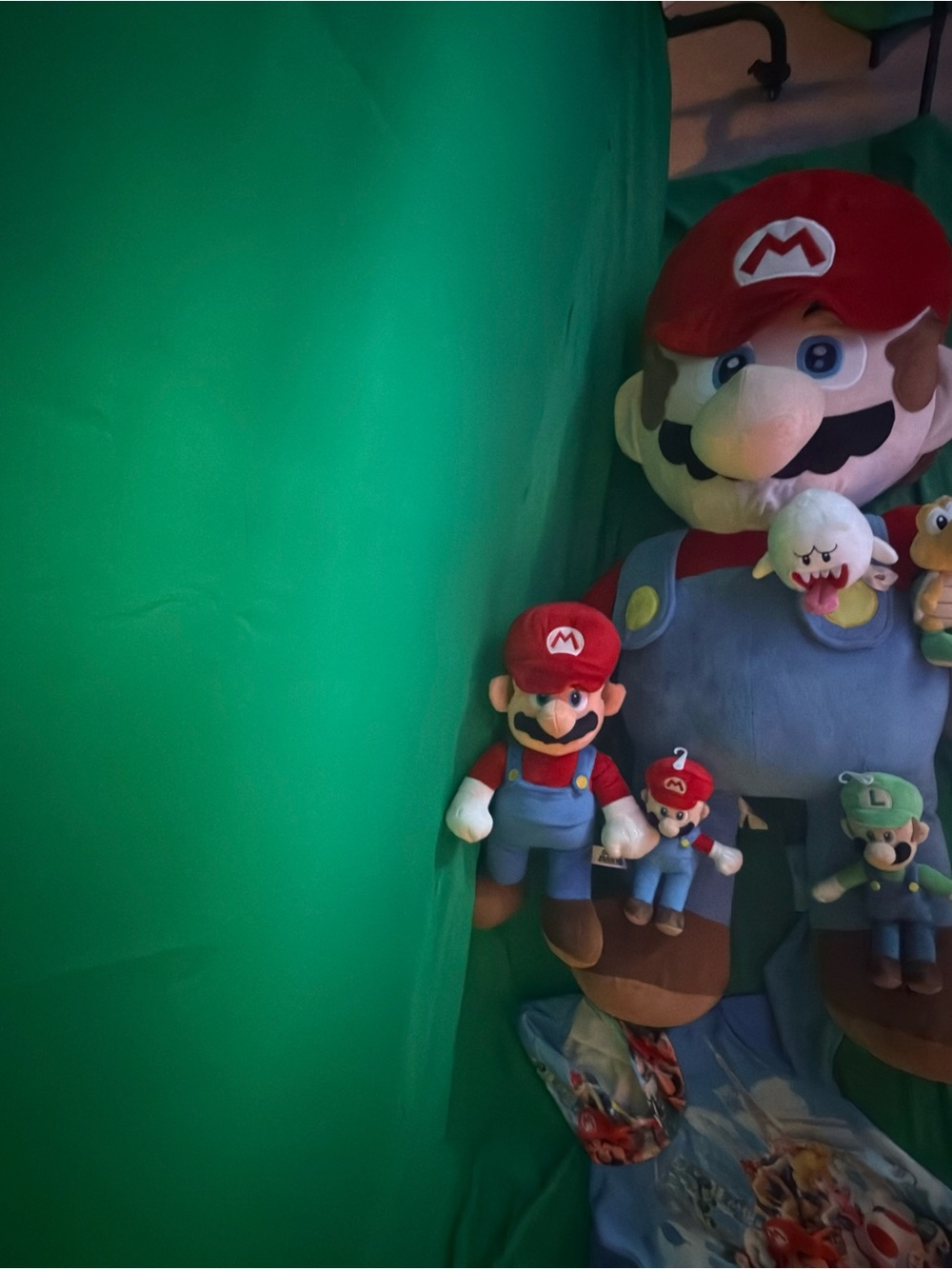 Jumbo Super Mario 48 in/4 ft. Plush toy with amiibo, and extra toys, and hoodie - Picture 5 of 11